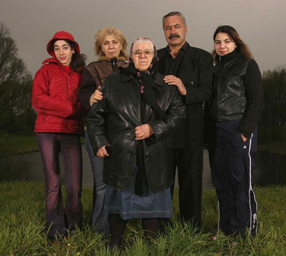 Uitgeprocedeerde Armeense azielzoekersfamilie, voor 26000 gezichten